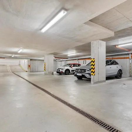 Ah Cintorinska Free Parking Apartament